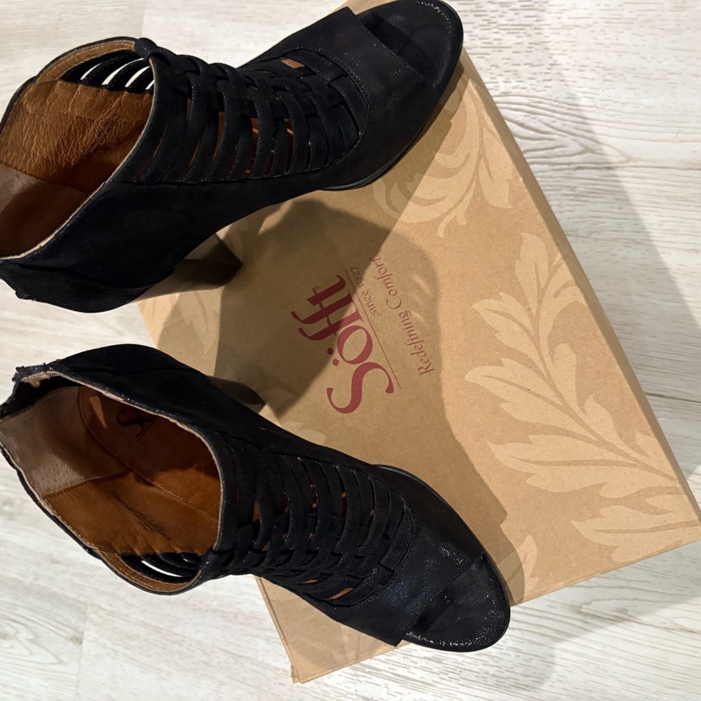 Sofft Black Peep-Toe Heels. Platform for durability